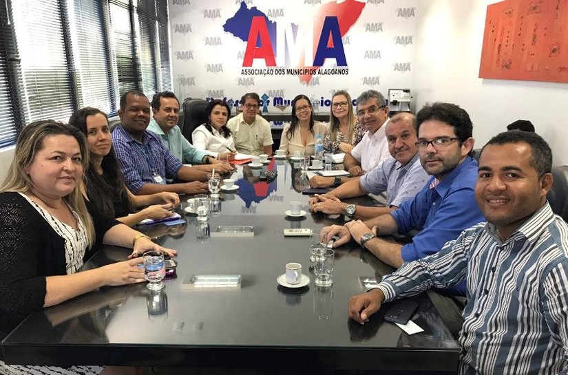 Prefeito participa de reunião para tratar do concurso público de Pão de Açúcar