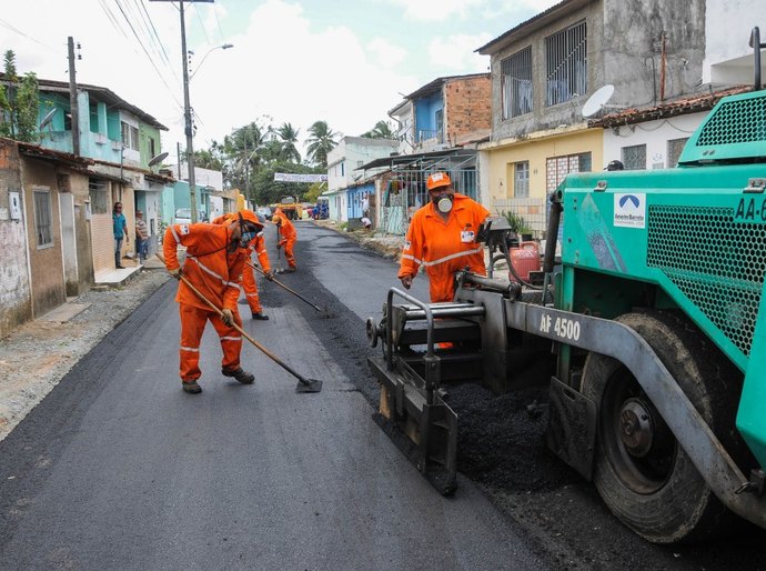 Rui Palmeira vistoria obras no Ouro Preto e Cambuci