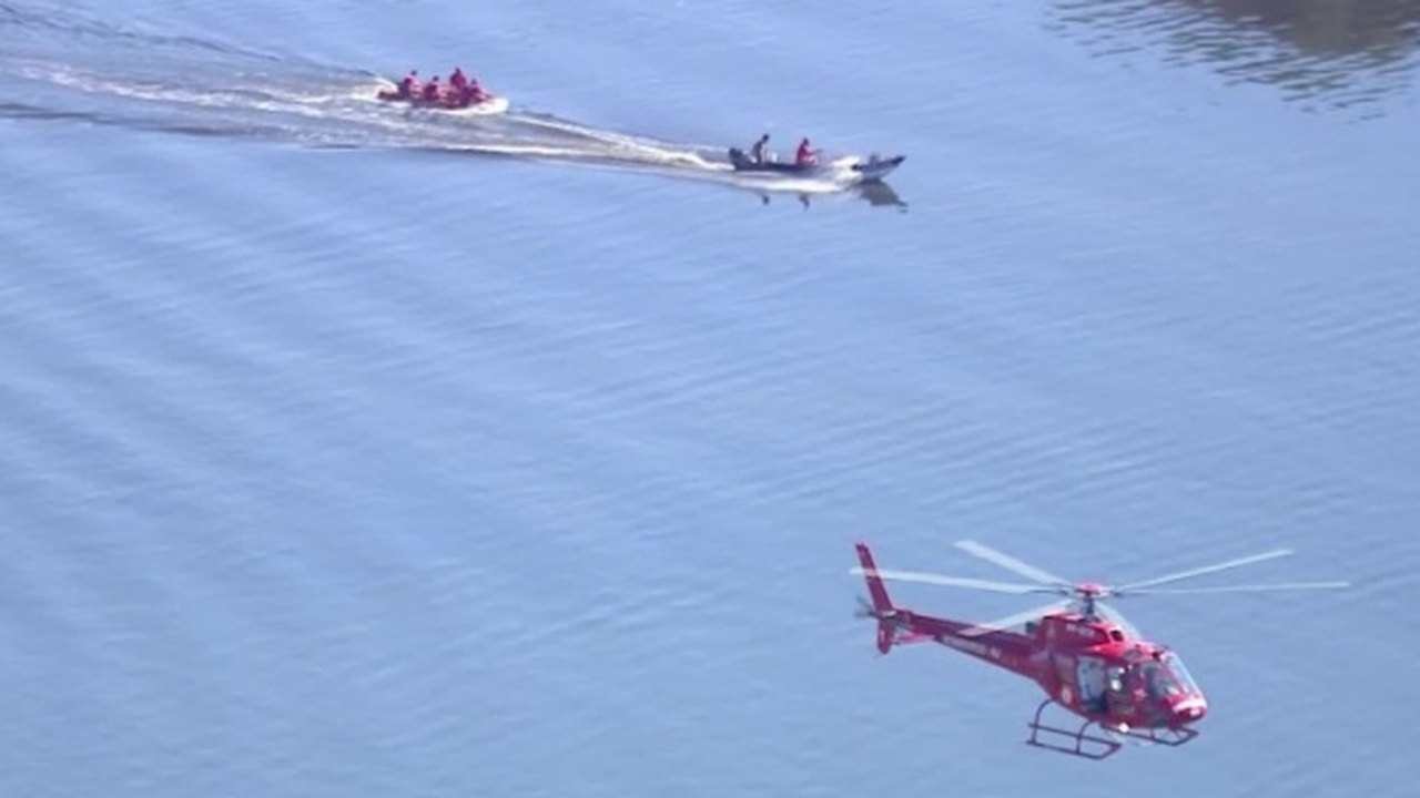 Helicóptero cai na Baía de Guanabara; dois ocupantes foram resgatados com vida