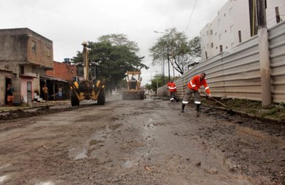 Infraestrutura inicia mutirão de limpeza em galerias, tapa-buraco e recapeamento no Dique Estrada