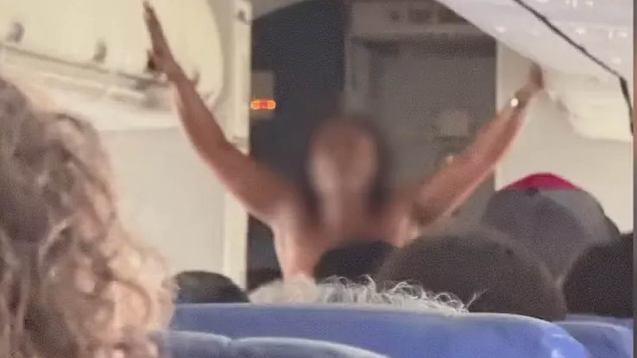 Passageira fica pelada e sai gritando pelo corredor de avião nos EUA