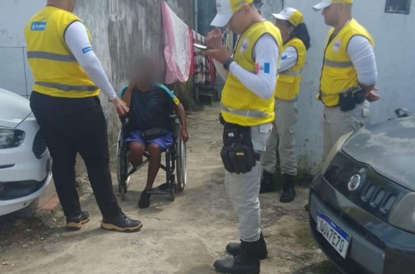 Ronda no Bairro presta apoio a idoso cadeirante em situação de extrema vulnerabilidade no Benedito Bentes