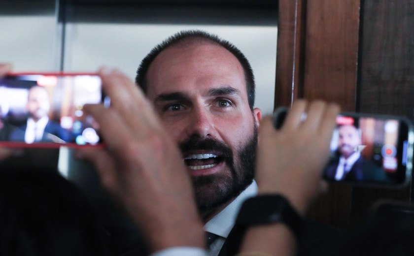 Eduardo Bolsonaro critica 'burocracia' do STF sobre passaporte e reclama de exposição de e-mail