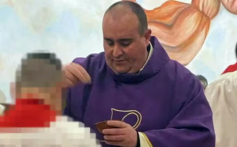 Cálice envenenado: Cheiro de alvejante alerta padre italiano sobre aparente ameaça da máfia