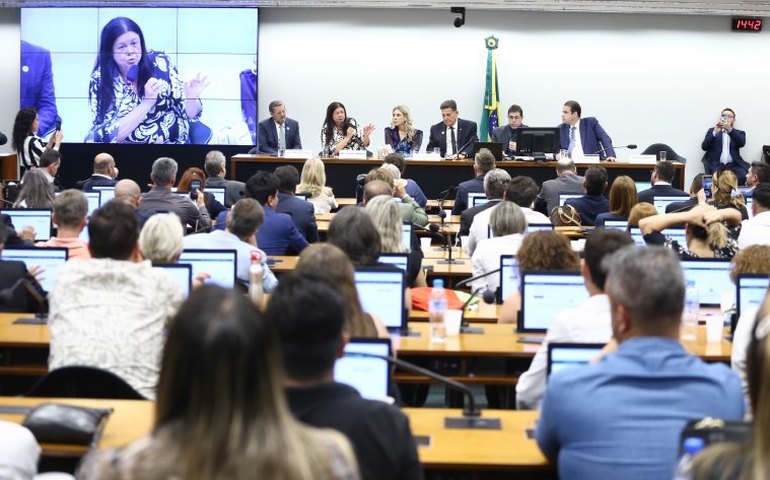 Deputados de oposição e base governista defendem manutenção das autoescolas