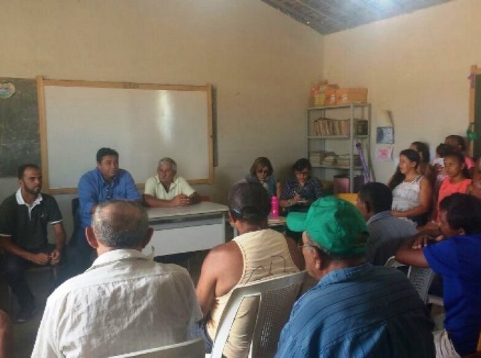 Casal vai recadastrar moradores do povoado Baixas, em Jacaré dos Homens