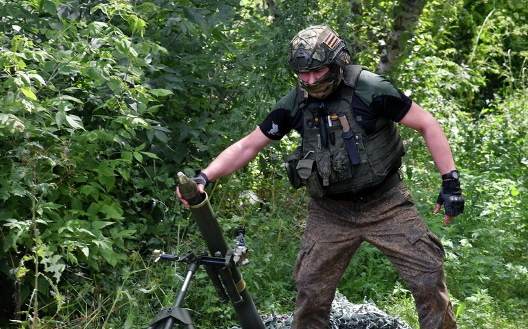 Soldado russo demonstra coragem ao reparar equipamento sob fogo inimigo, diz MD