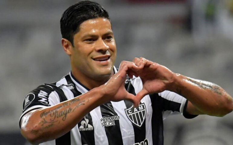 Hulk faz dois de pênalti e Atlético-MG vence a Caldense na estreia no Mineiro