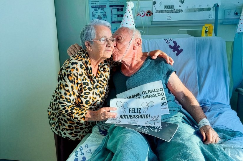 Aos 80 anos, aposentado celebra aniversário com alta médica no Hospital da Cidade
