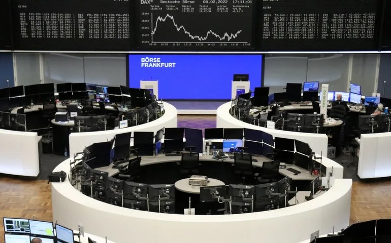 Maioria das Bolsas da Europa fecha em queda, com divulgação de rodada de PMIs em foco