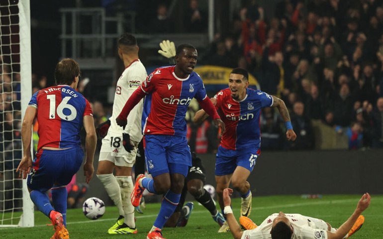 Manchester United é goleado pelo Crystal Palace e se distancia de vaga na Liga Europa