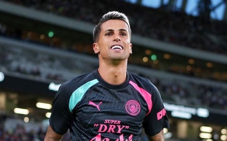 Barcelona acerta com João Cancelo, do Manchester City, por empréstimo