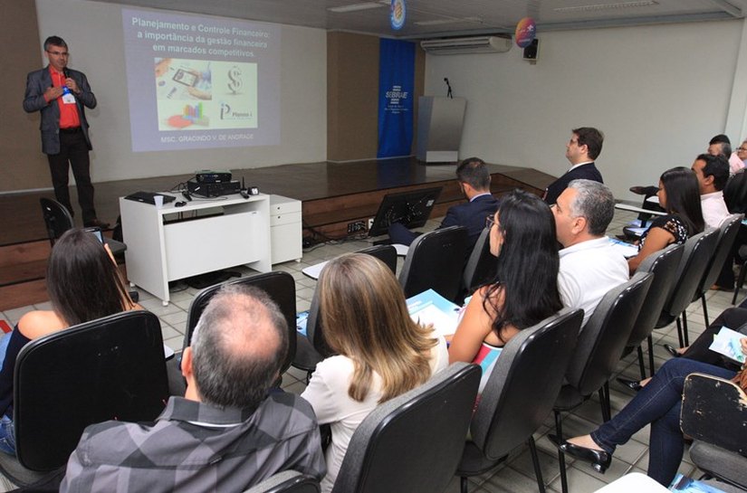 Palestra aborda planejamento financeiro em cenários de instabilidade econômica