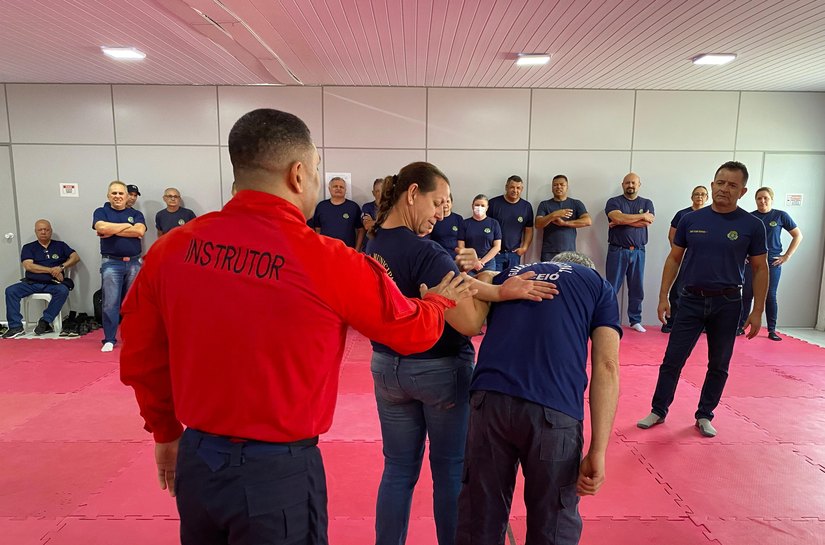 Terceira turma de Instrução de Armamento e Tiro participa de aula de defesa pessoal
