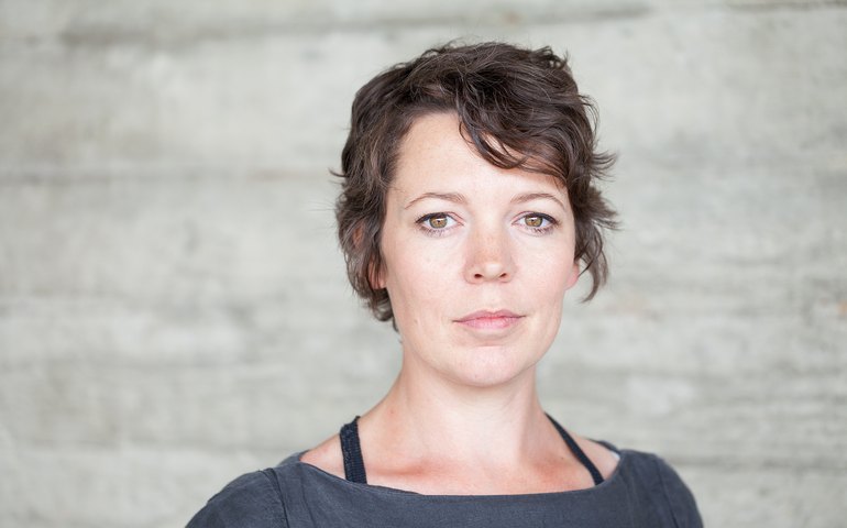 Covid-19: Olivia Colman, atriz de ‘The Crown’, ajuda a entregar refeições veganas