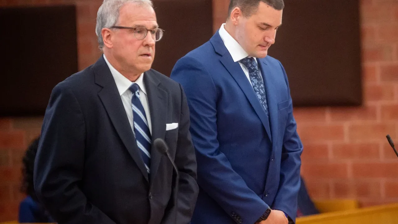 Policial de Connecticut abraça apoiadores e comparece ao tribunal após assassinato de homem negro