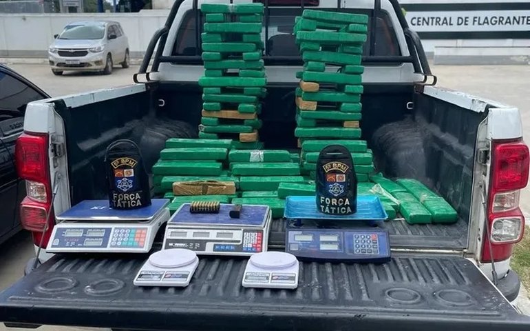 PM apreende 100 quilos de drogas em um veículo, próximo à Praia do Francês