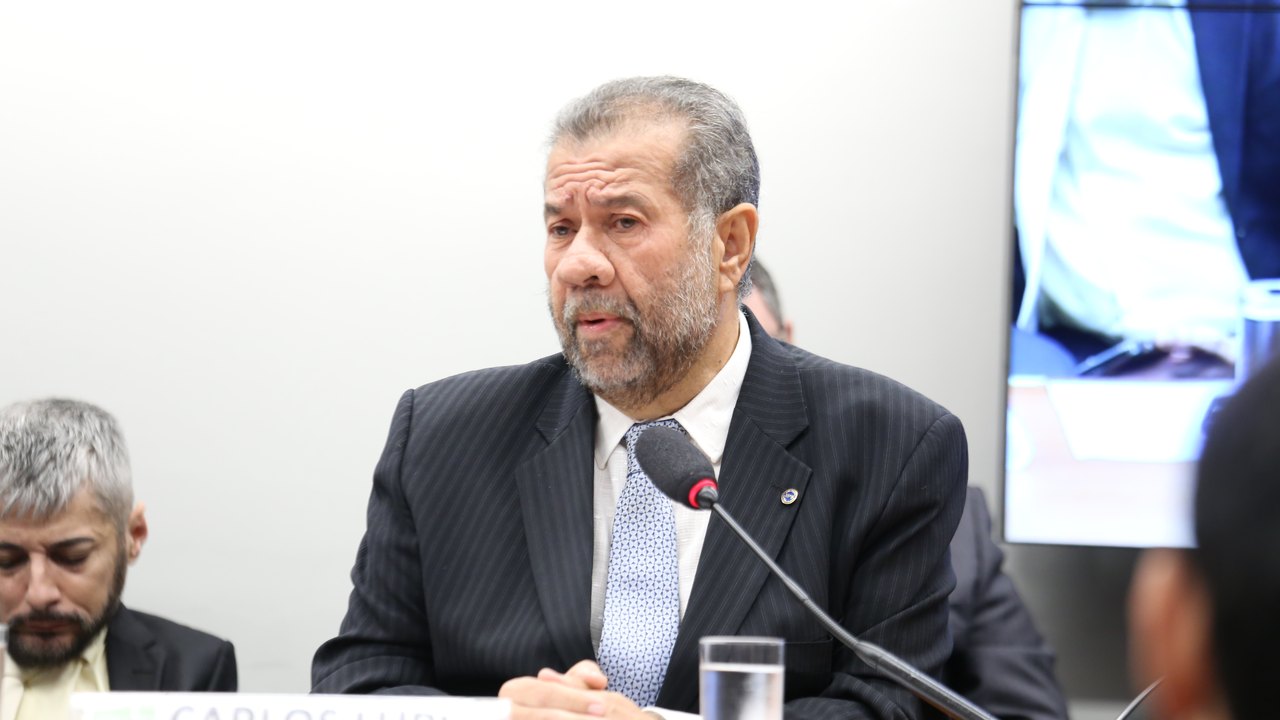 Governo Lula ainda não decidiu se aumentará salário mínimo para R$ 1.320, diz ministro