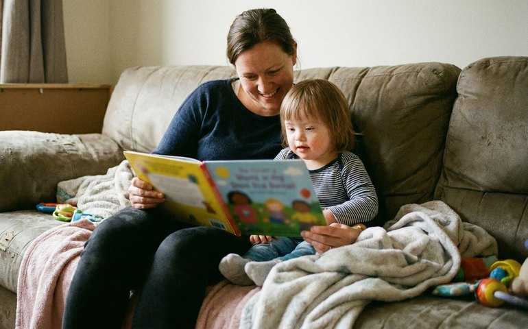 Livro infantil mostra como família supera desafios da síndrome de Down com amor