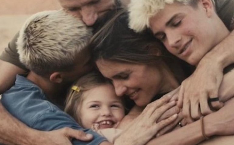 Filhos gêmeos de Fernanda Lima e Rodrigo Hilbert desfilam na SPFW