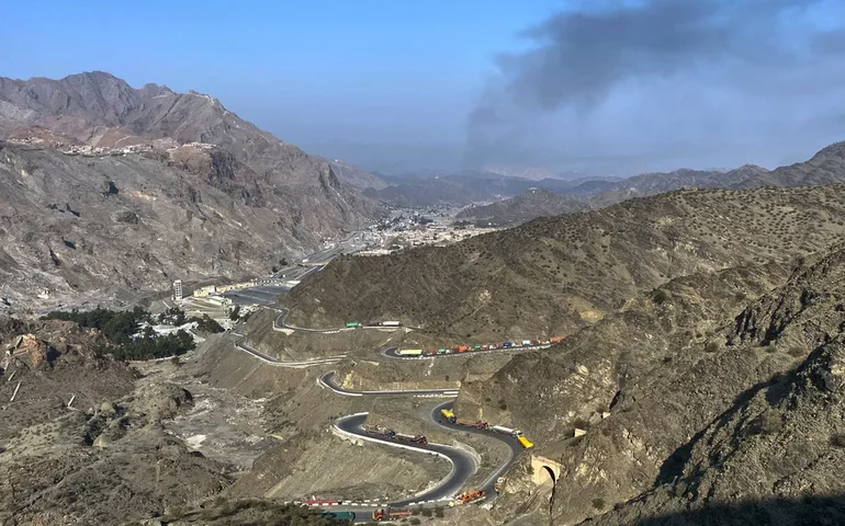 Paquistão afirma que suas forças mataram 67 soldados afegãos em confrontos na fronteira. Cabul rejeita a alegação