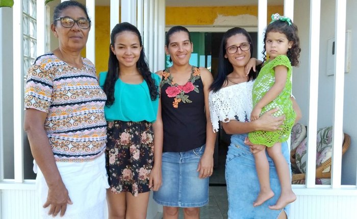 Kívia Manuelle (blusa azul) ao lado da mãe e das irmãs adotivas - Foto: Mara Almeida