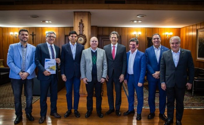 Integrantes do grupo de trabalho que analisa a reforma tributária com os ministros Fernando Haddad e Alexandre Padilha