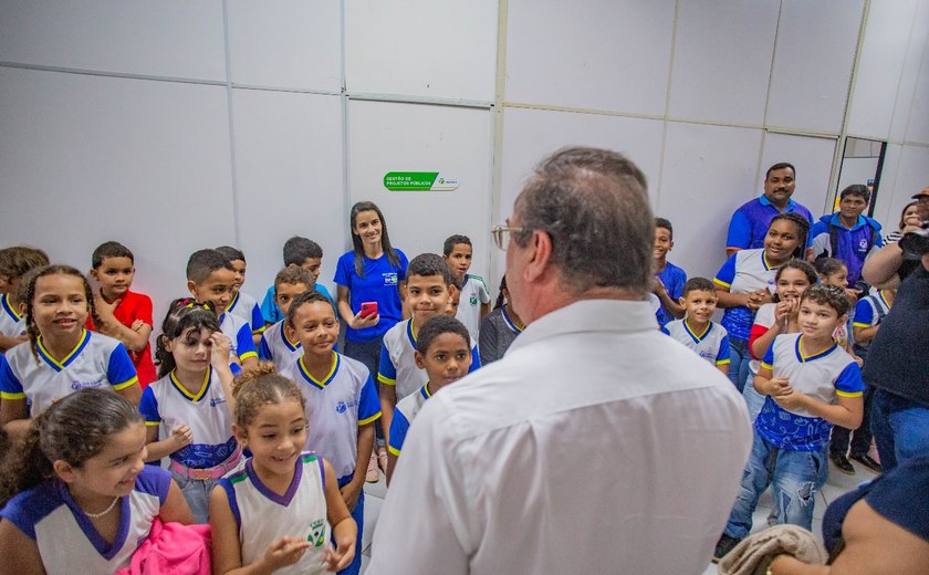 Alunos de escola municipal conhecem o Centro Administrativo ao lado do prefeito Luciano