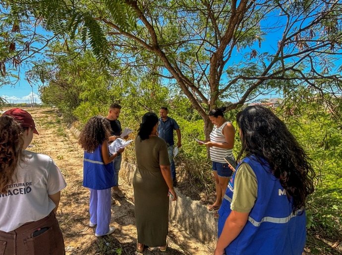 Moradores do São Jorge participam de 'Caminhada Exploratória' para planejar área pública do bairro