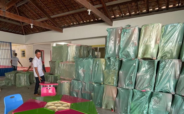 Prefeitura de Anadia adquire novos mobiliários para a educação