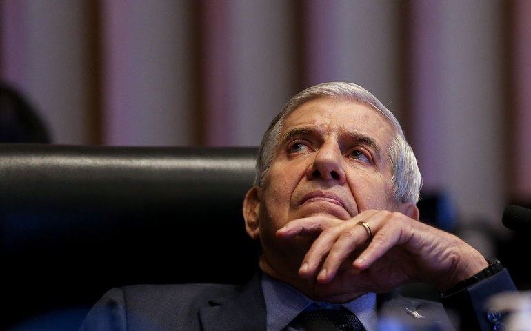 Moraes concede prisão domiciliar humanitária a Augusto Heleno