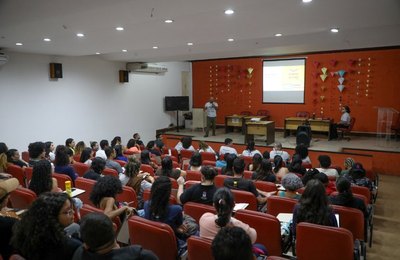 Monitores voluntários participam de reunião com equipe da Bienal
