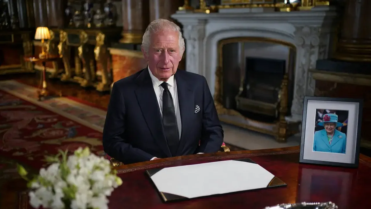 Rei Charles e membros da realeza britânica vão retirar patrocínios de quase 200 instituições de caridade; entenda