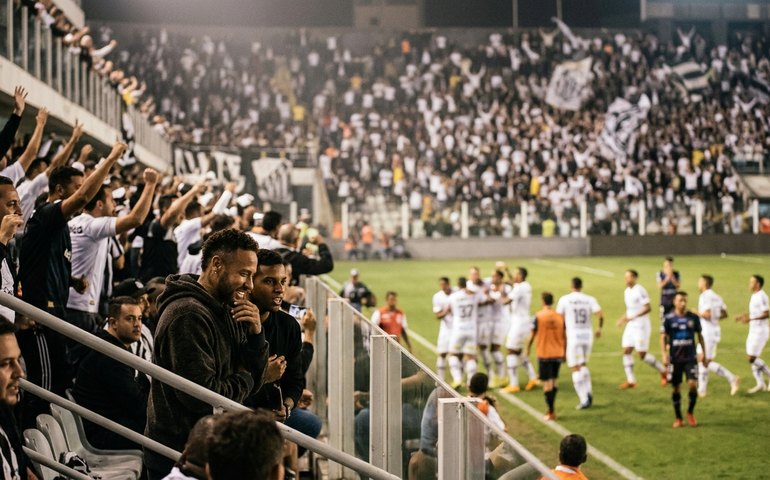 Com Neymar e Rodrygo na arquibancada, Santos vence Cuenca e vai aos playoffs da Sul-Americana