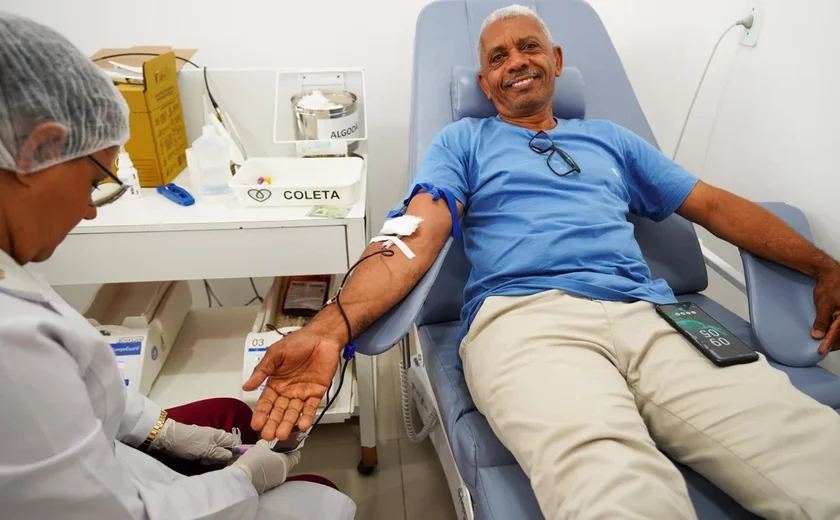 Doador alagoano realiza 60ª doação de sangue e recebe homenagem no Hemoal
