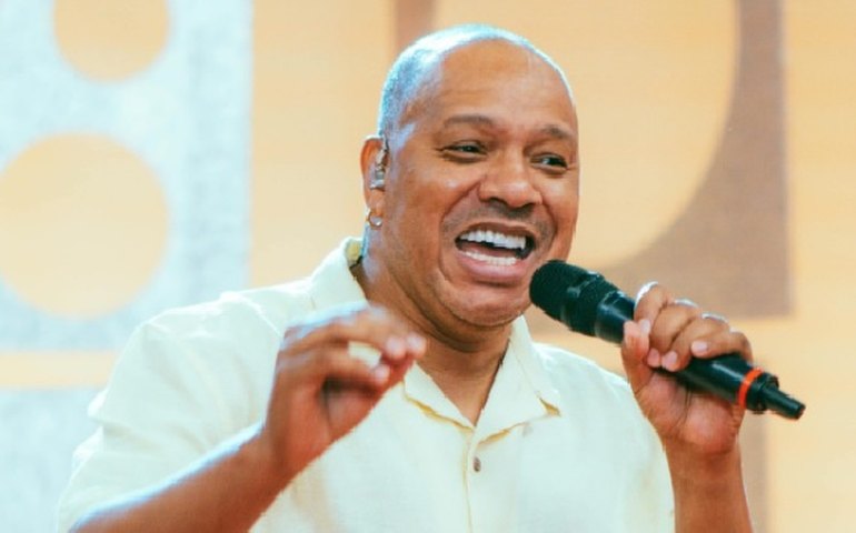 Com Molejo, Anderson Leonardo foi enredo no carnaval de 1999 em desfile com Fernanda Rodrigues, Cecília Dassi e outros famosos