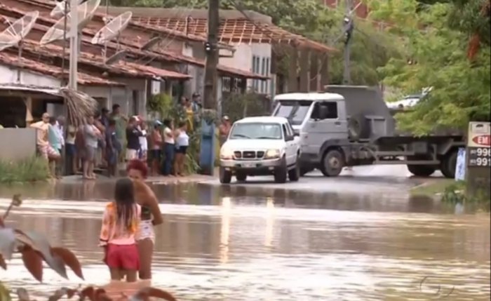 Chuvas alagam ruas do povoado Marceneiro