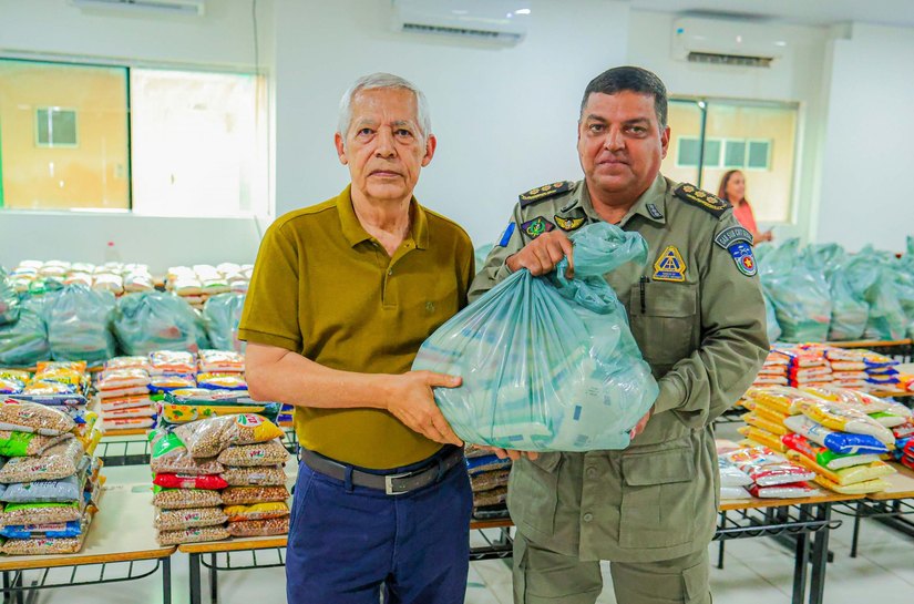 PM distribui 1,5 tonelada de alimentos arrecadados durante vendas de abadás do Bloco Vulcão