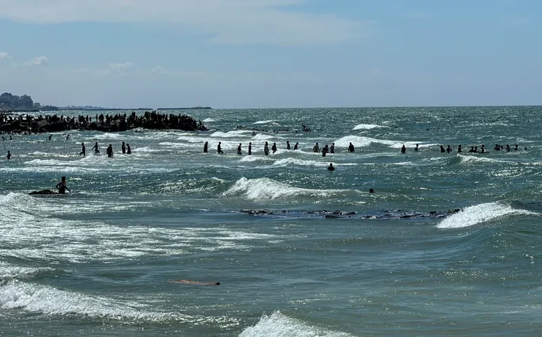 Palestinos se afogam ao tentar pegar ajuda humanitária que caiu no mar, diz Hamas