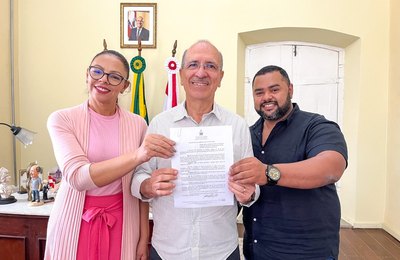 Ronaldo Lopes formaliza doação de imóvel do município para o Nudepe ter sede própria