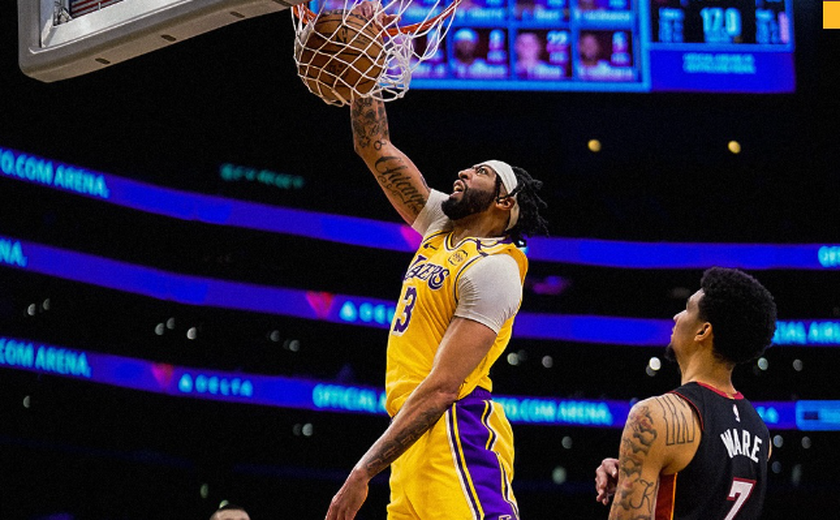 Lakers conquistam vitória apertada em noite de Reaves; Mavericks superam Thunder na NBA