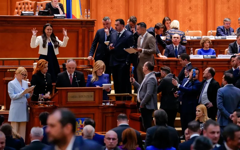 Coligação pró-europeia da Roménia entra em colapso após o primeiro-ministro perder um voto de censura.