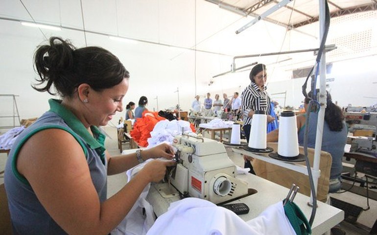 Governo entrega máquinas a costureiras de Coruripe