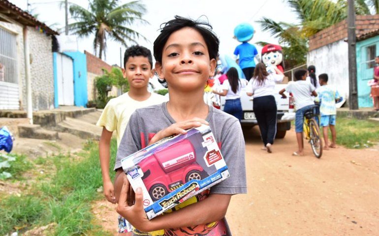 Mês das crianças: Viver Melhor faz a alegria de crianças com a entrega de brinquedos