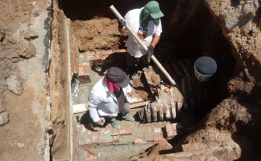 Equipes da Prefeitura de Arapiraca consertam crateras e pavimentam ruas da cidade