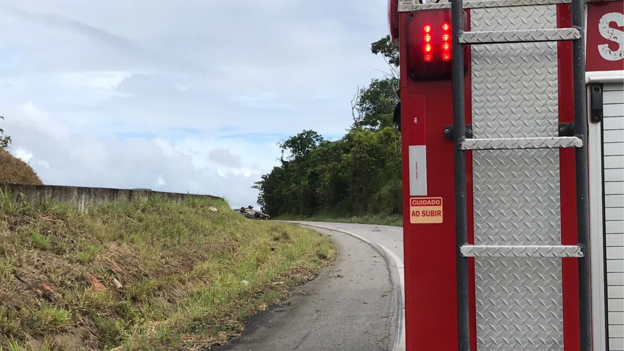 Corpo de Bombeiros atua em capotamento de carro com seis vítimas em Joaquim Gomes