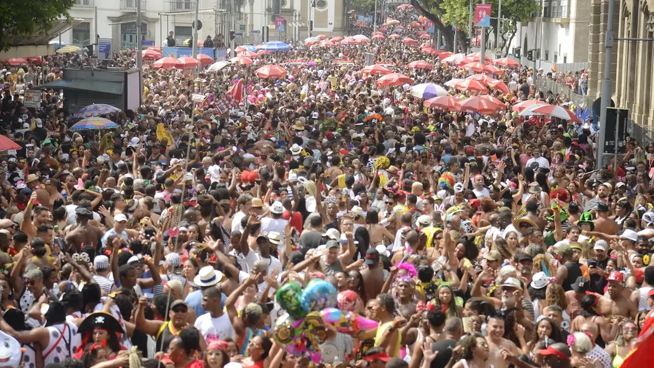 Cordão do Bola Preta desfila pelas ruas do centro do Rio