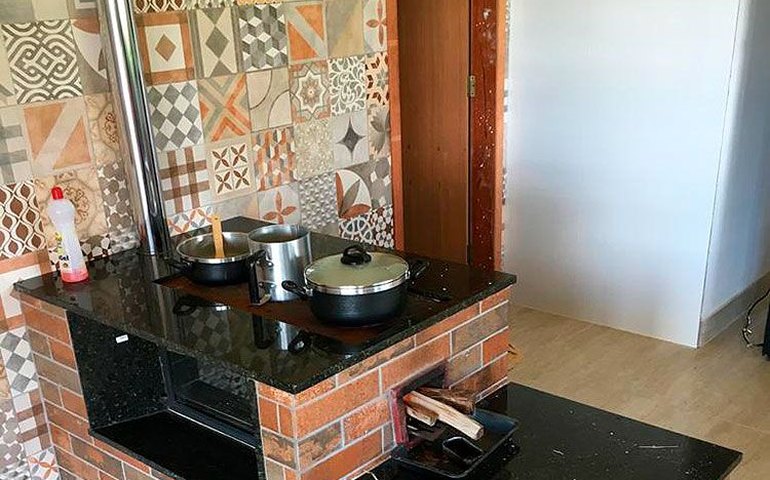 Fogão a lenha vira hit com alta do gás