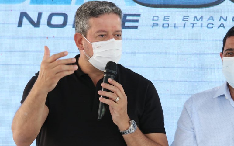 Lira quer incluir Refis de grandes empresas e dívidas com eSocial em MP do Fies