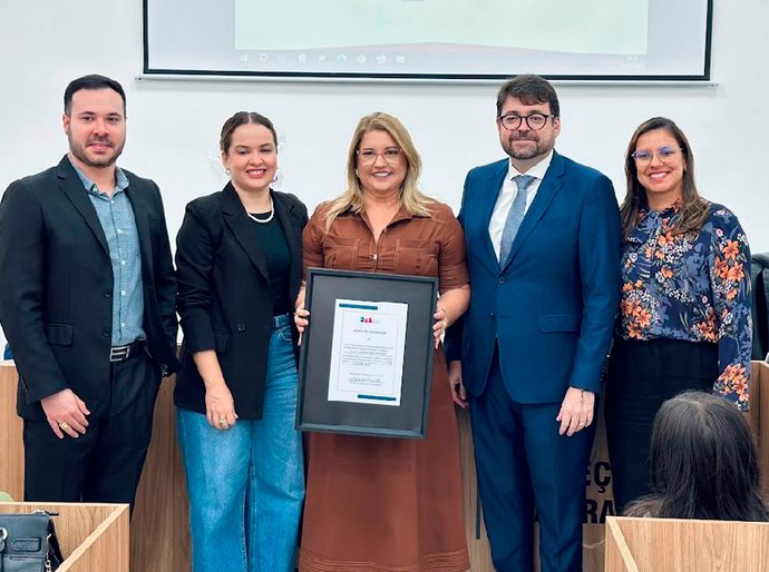 Servidora Valkíria Malta recebe homenagem da OAB Subseção Arapiraca
